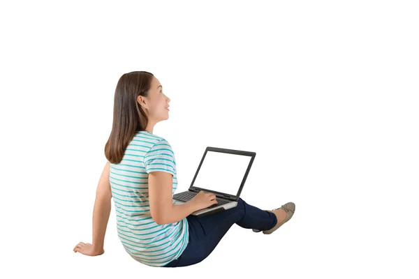 Jonge creatieve vrouw zitten in de vloer met laptop — Stockfoto