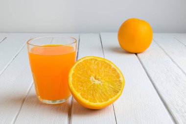 Woo natürmort taze turuncu meyve, portakal suyu üzerinde beyaz