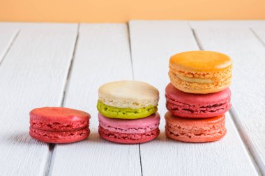 Farklı renk beyaz ahşap zemin üzerinde macaroons