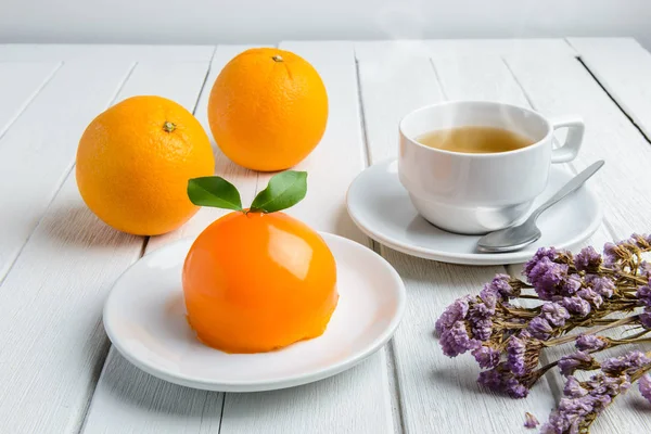 Orangenkuchen auf weißem Holztisch — Stockfoto