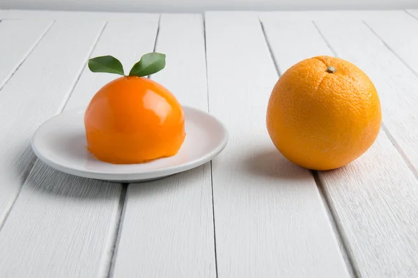 Narancs torta fehér fa tábla — Stock Fotó