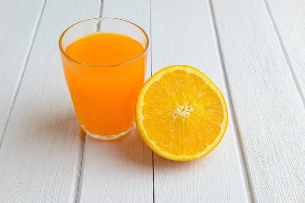 Natureza morta fruta de laranja fresca, suco de laranja em Woo branco vintage — Fotografia de Stock