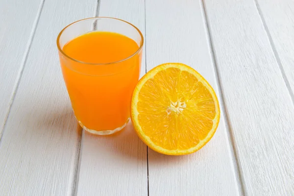 Still Life Orange frukt, apelsinjuice på Vintage vitt Woo — Stockfoto