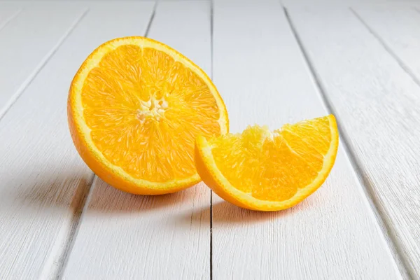 Натюрморт півмісяця, наполовину свіжий апельсин фрукти на Vintage Whi — стокове фото