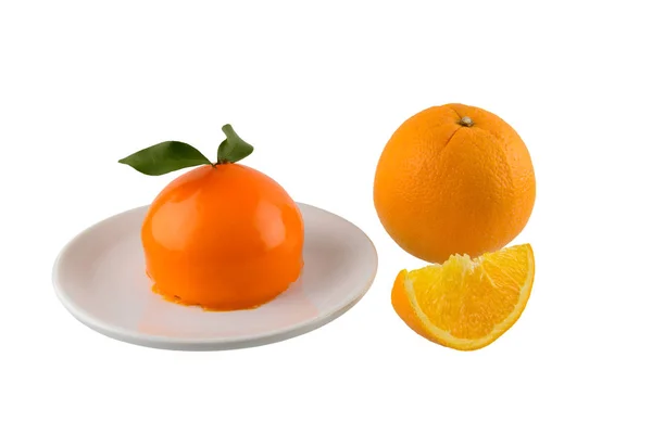 Beyaz arkaplanda turuncu pasta — Stok fotoğraf