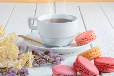 Macaroons farklı renkle fincan çay beyaz 