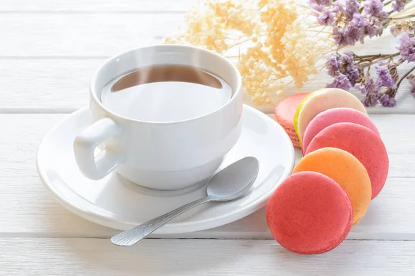 Diferentes tipos de color de macarrones con taza de té caliente en blanco — Foto de Stock