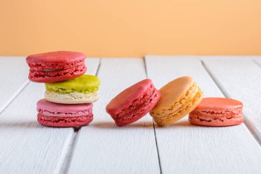 Farklı renk beyaz ahşap zemin üzerinde macaroons