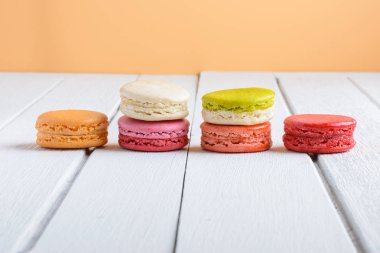 Farklı renk beyaz ahşap zemin üzerinde macaroons
