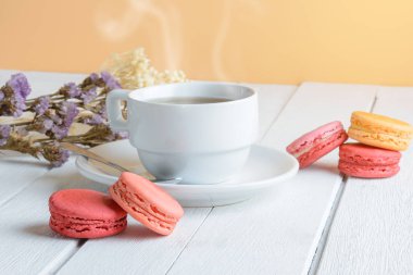 Macaroons farklı renkle fincan çay beyaz 