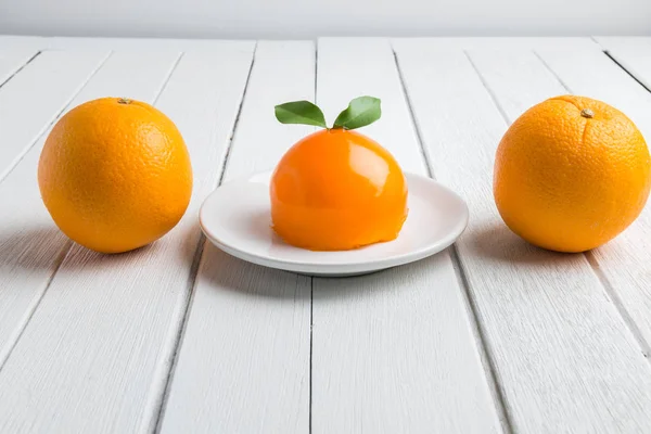 흰색 나무 테이블에 오렌지 케이크 — 스톡 사진