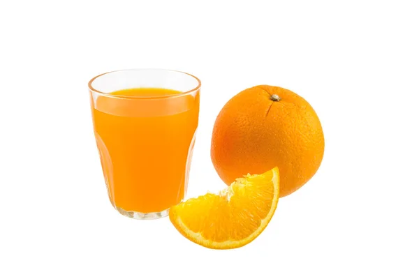 Vaso de zumo de naranja fresco, fruta de naranja llena y media luna —  Fotos de Stock