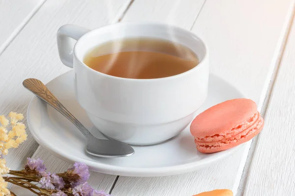 Diferentes tipos de color de macarrones con taza de té caliente en blanco — Foto de Stock