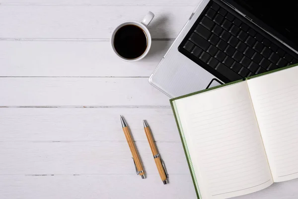 Trä vita skrivbord bord med kopp kaffe, laptop Notebo — Stockfoto