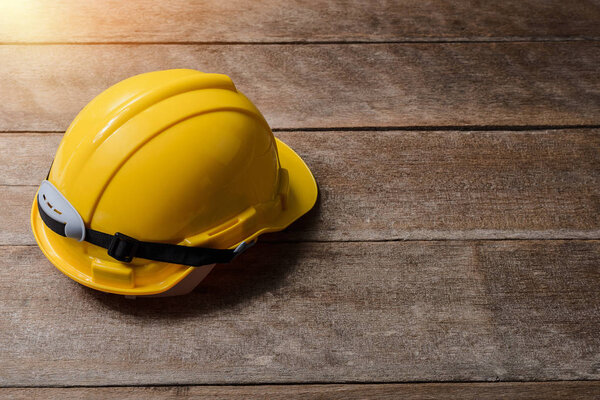 Желтый защитный шлем
