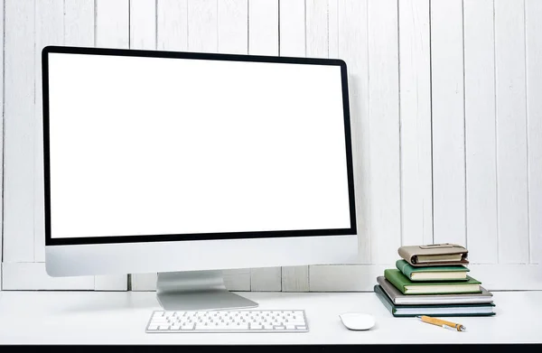 Pracoviště pozadí s moderní stolní comp prázdná bílá obrazovka — Stock fotografie
