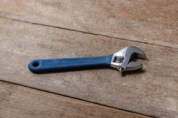 Ρυθμιζόμενο γαλλικό κλειδί εργαλείο σε φόντο ξύλινη — Φωτογραφία Αρχείου