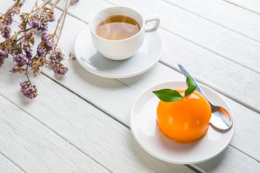 Beyaz ahşap masa üzerinde turuncu kek