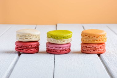 Farklı renk beyaz ahşap zemin üzerinde macaroons