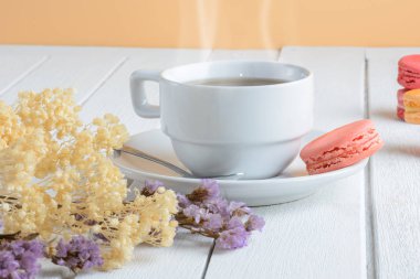 Macaroons farklı renkle fincan çay beyaz 