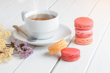 Macaroons farklı renkle fincan çay beyaz 