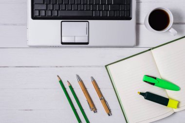 Ahşap beyaz ofis resepsiyon masası ile kahve, dizüstü Notebo