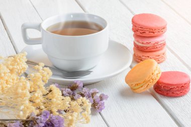 Macaroons farklı renkle fincan çay beyaz 