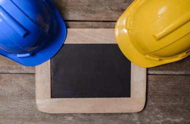 Sarı ve mavi yazı tahtası ile koruyucu güvenlik kask