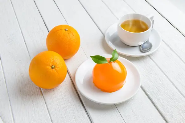 Pastel naranja sobre mesa de madera blanca —  Fotos de Stock