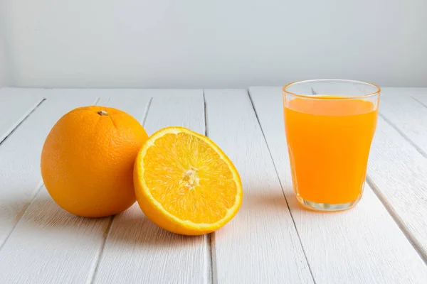 Natureza morta fruta de laranja fresca, suco de laranja em Woo branco vintage — Fotografia de Stock