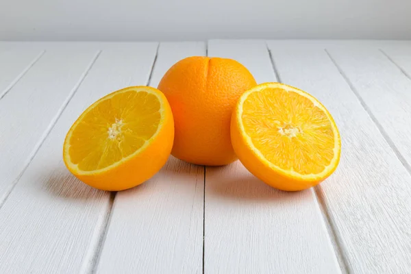 빈티지 화이트 나무 테이블에 신선한 오렌지 과일 정물화 — 스톡 사진