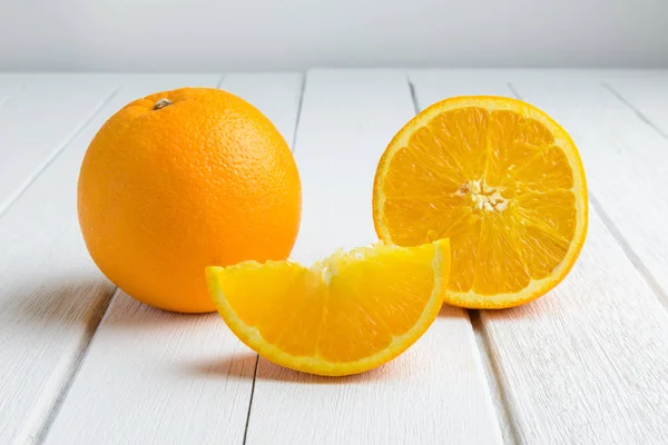 Natura morta mezza mezzaluna, metà, frutta arancia fresca completa su Vinta — Foto Stock