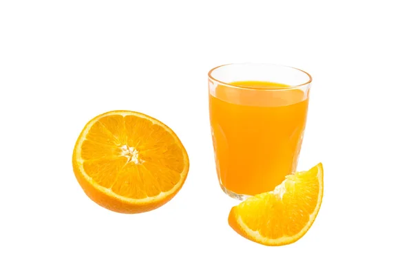 Vaso de zumo de naranja fresco, media luna de naranja Fruta sobre blanco —  Fotos de Stock