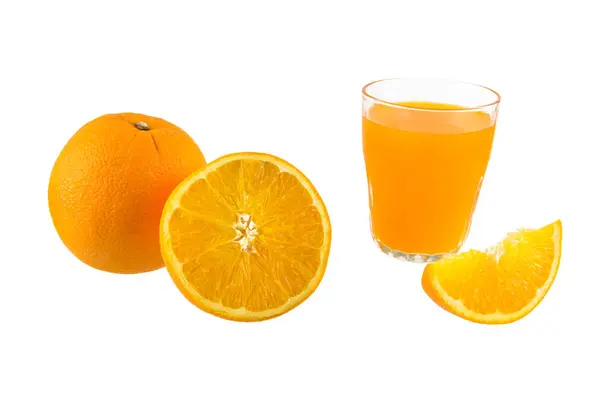 Vaso de zumo de naranja fresco, fruta de naranja llena y media luna —  Fotos de Stock