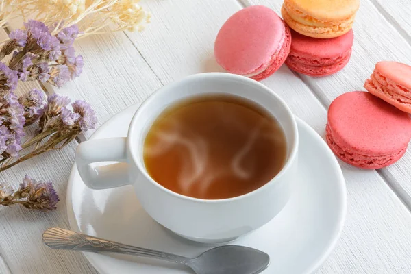 Diferentes tipos de color de macarrones con taza de té caliente en blanco — Foto de Stock