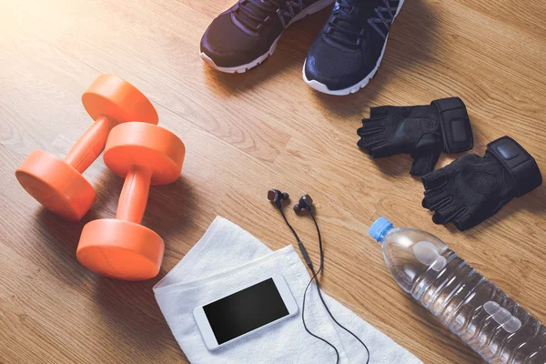 Equipo de fitness sobre fondo de madera —  Fotos de Stock