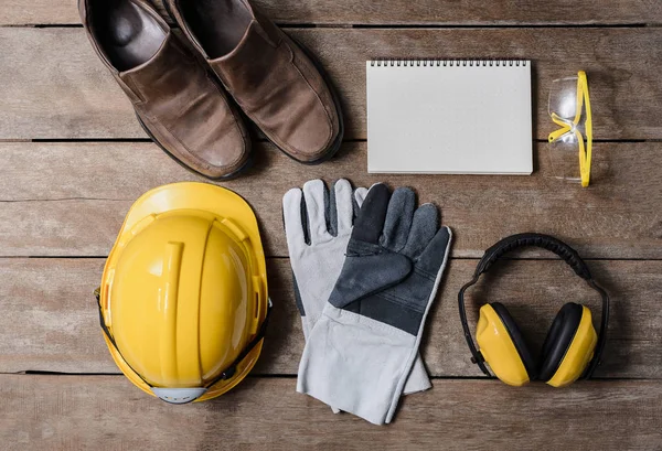 Equipaggiamento di sicurezza di costruzione standard su tavolo di legno. vista dall'alto — Foto Stock