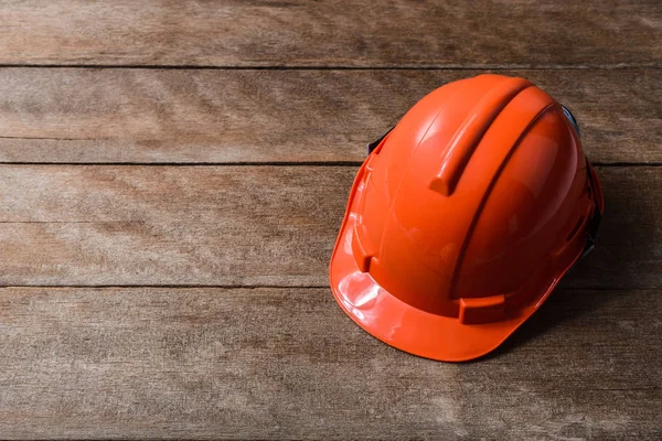 オレンジ色の保護安全ヘルメット — ストック写真
