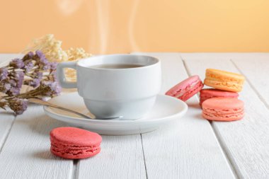 Macaroons farklı renkle fincan çay beyaz 
