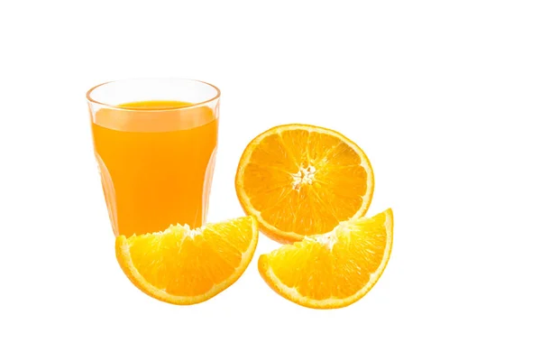 Glas frischer Orangensaft, halbe Halbmond-Orangenfrucht auf weißem — Stockfoto