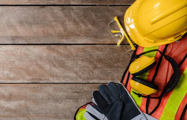 Standard-Bausicherheitsausrüstung auf Holztisch. Ansicht von oben — Stockfoto