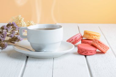 Macaroons farklı renkle fincan çay beyaz 