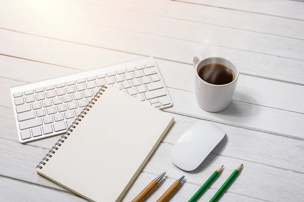 Ξύλινο λευκό γραφείο τραπέζι με καφέ, σημειωματάριο, στυλό — Φωτογραφία Αρχείου
