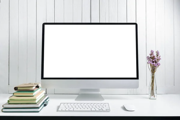 Pracoviště pozadí s moderní stolní comp prázdná bílá obrazovka — Stock fotografie