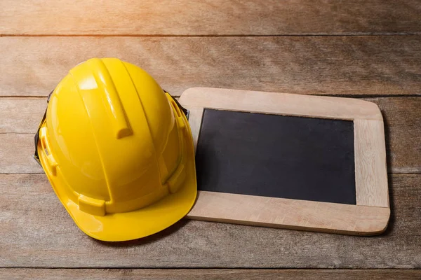 Kara tahta ile sarı koruyucu güvenlik kask