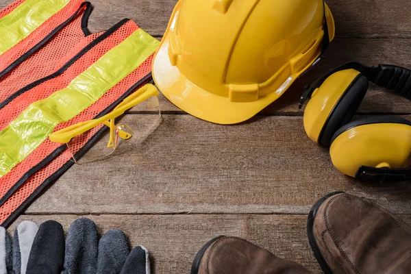 Equipamento de segurança de construção padrão na mesa de madeira — Fotografia de Stock