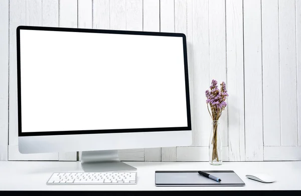 Arbeitsplatzhintergrund für Designer mit weißem Bildschirmmoder — Stockfoto