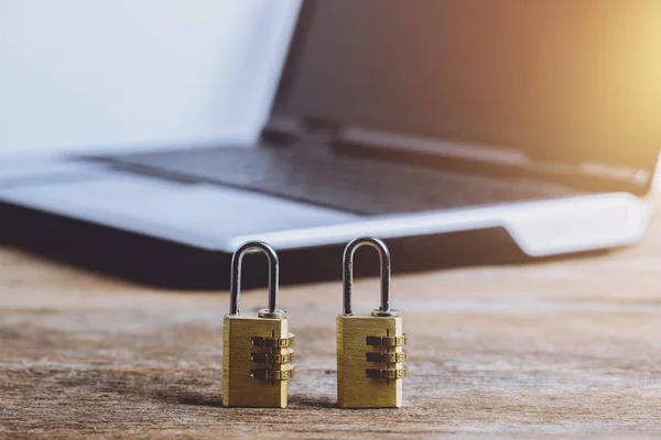 Metall-Sicherheitsschloss mit Passwort auf Computertastatur — Stockfoto