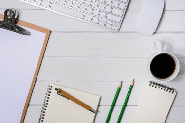 Ahşap beyaz ofis resepsiyon masası kahve, defter, kalem ile