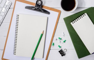 Ahşap beyaz ofis resepsiyon masası kahve, defter, kalem ile